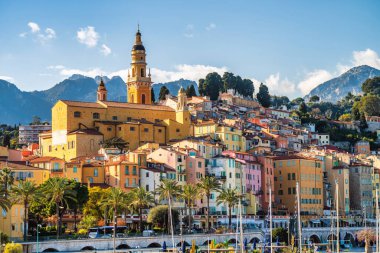 İlkbaharda Menton Köyü