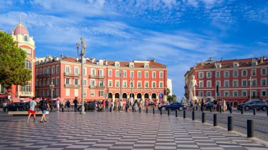 Nice, Fransa - 18 Ağustos 2024: Massena Meydanı 'nda gün ışığında yürüyen insanları görmek