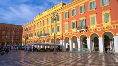 Nice, Fransa - 18 Ağustos 2024: Massena Meydanı 'nda gün ışığında yürüyen insanları görmek