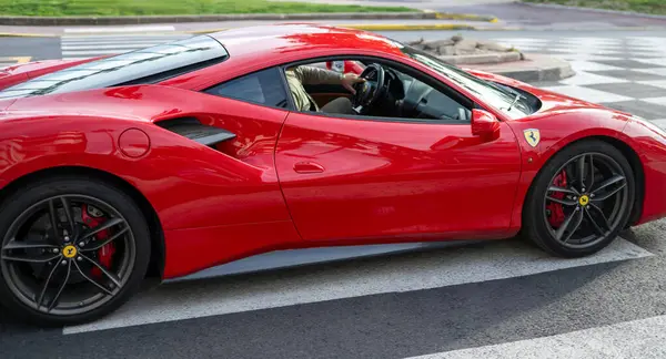 Cannes, Fransa - 29 Mart 2025: Festivaller Sarayı yakınlarındaki Kırmızı Ferrari