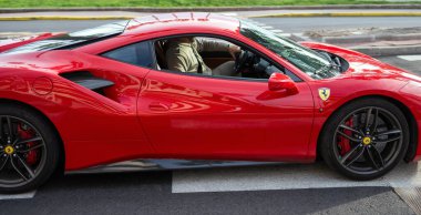 Cannes, Fransa - 29 Mart 2025: Festivaller Sarayı yakınlarındaki Kırmızı Ferrari