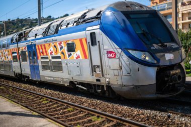 Golfe Juan, Fransa - 30 Mart 2025: Platformda hızlı treni olan bir tren istasyonu