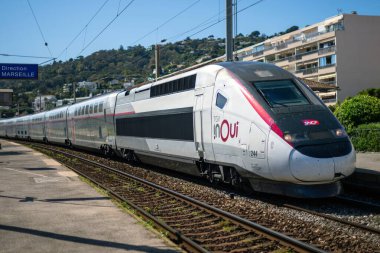 Golfe Juan, Fransa - 30 Mart 2025: Platformda hızlı treni olan bir tren istasyonu