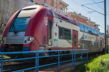 Golfe Juan, Fransa - 30 Mart 2025: Platformda hızlı treni olan bir tren istasyonu