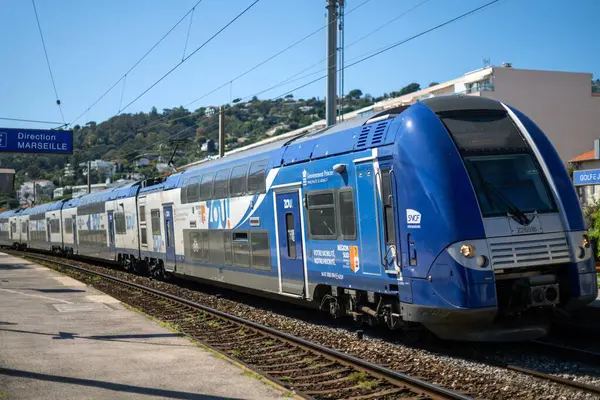 Golfe Juan, Fransa - 30 Mart 2025: Platformda hızlı treni olan bir tren istasyonu