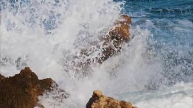 Fransa 'nın güneyindeki kayaların üzerinden dalgalar vuruyor.