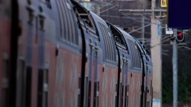 Güzel, Fransa - 11 Mart 2025 Gri bir trenin gün ışığında istasyona varışı.