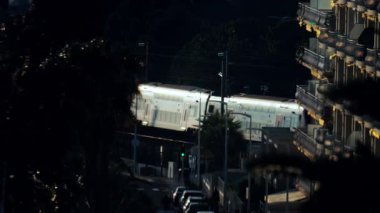 Fransa 'nın Cannes plajı yakınındaki raylarda hareket eden bir trenin uzaktan görüntüsü.