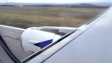 Havaalanına inen bir uçağın uçak penceresinden görüntüsü