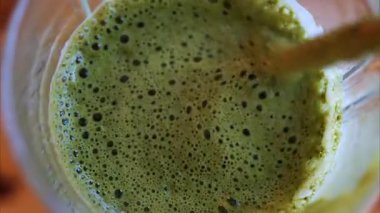 Kafedeki bir masada bir kibrit latteye karıştırılmış kaşığı kapat.