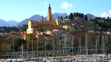 Fransız Rivierası 'ndaki Port de Menton limanındaki renkli binaların görüntüsü.