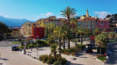 Menton, Fransa - 18 Mart 2025: Şehrin renkli binaları ve palmiye ağaçları