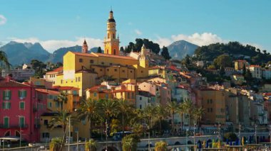 Menton, Fransa - 18 Mart 2025: St. Michel Bazilikası 'nın renkli binalarla çevrili uzak manzarası