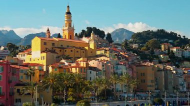 Menton, Fransa - 18 Mart 2025: St. Michel Bazilikası 'nın renkli binalarla çevrili uzak manzarası