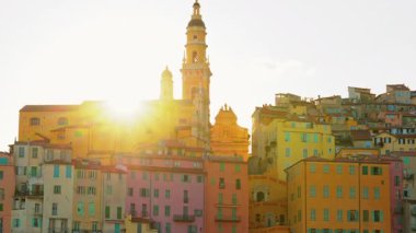 Menton, Fransa - 18 Mart 2025: Mavi Menton tabelasının altında şehrin renkli binaları var