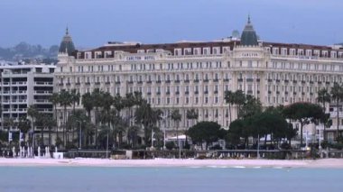 Cannes, Fransa - 4 Mart 2025 Akşamları Carlton Oteli 'nin sahili