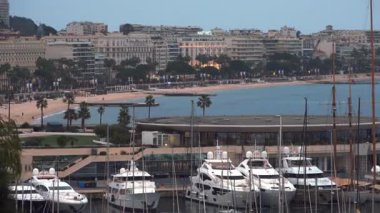 Cannes, Fransa - 19 Mart 2025: Tekneler Cannes Marina 'da arka plandaki binalarla kenetlendi