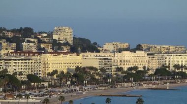 Cannes, Fransa - 19 Mart 2025: Tekneler Cannes Marina 'da arka plandaki binalarla kenetlendi