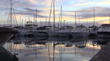 Antibes, Fransa - 21 Mart 2025: Akşamları limana çok sayıda tekne yanaştı