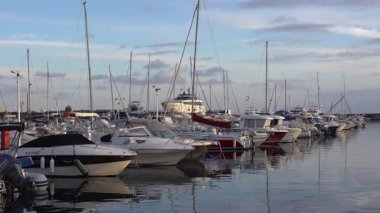 Antibes, Fransa - 21 Mart 2025: Akşamları limana çok sayıda tekne yanaştı