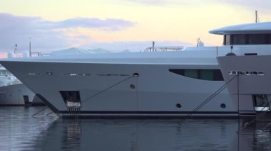 Antibes, Fransa - 21 Mart 2025: Akşamları limana çok sayıda tekne yanaştı