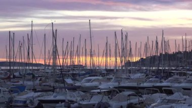 Antibes, Fransa - 21 Mart 2025: Günbatımında limana çok sayıda tekne yanaştı