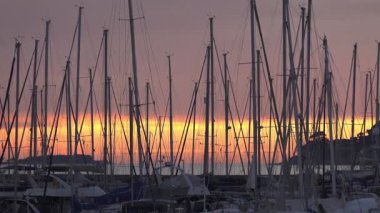 Antibes, Fransa - 21 Mart 2025: Günbatımında limana çok sayıda tekne yanaştı