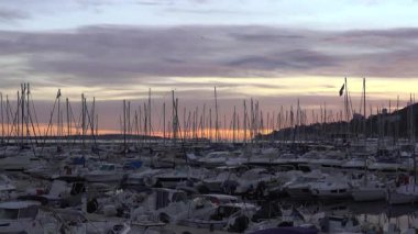Antibes, Fransa - 21 Mart 2025: Günbatımında limana çok sayıda tekne yanaştı