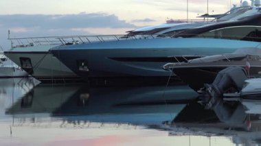 Antibes, Fransa - 21 Mart 2025: Akşamları limana çok sayıda tekne yanaştı