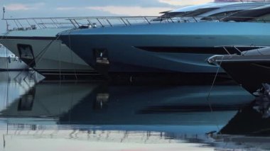 Antibes, Fransa - 21 Mart 2025: Akşamları limana çok sayıda tekne yanaştı