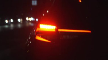 Bir arabanın sinyal lambası gece yön değiştirdiğini gösteriyor.