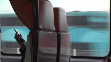 Villefranche sur Mer, Fransa - 24 Mart 2025: İstasyonun önünden geçen bir trende pencere arkasının görüntüsü