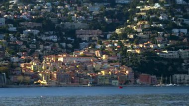 Fransa kıyısındaki Villefranche sur Mer 'in renkli binalarının manzarası