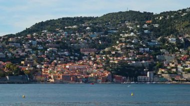 Fransa kıyısındaki Villefranche sur Mer 'in renkli binalarının manzarası