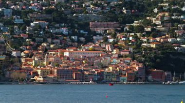 Fransa kıyısındaki Villefranche sur Mer 'in renkli binalarının manzarası