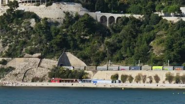 Villefranche sur Mer, Fransa - 24 Mart 2025: Fransız Rivierası 'nda bir sahil yakınındaki bir tünelden geçen tren