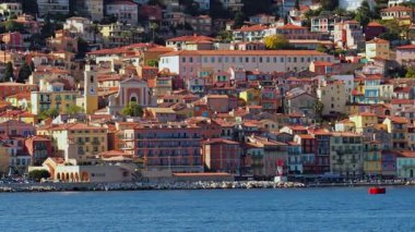 Fransa kıyısındaki Villefranche sur Mer 'in renkli binalarının manzarası