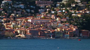 Fransa kıyısındaki Villefranche sur Mer 'in renkli binalarının manzarası