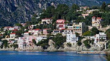 Saint-Jean-Cap-Ferrat, Fransa deniz kıyısındaki binaların manzarası.