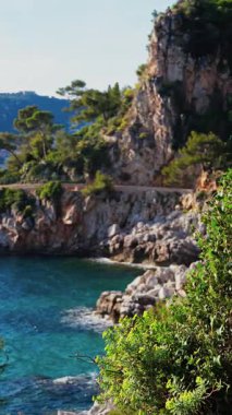 Saint-Jean-Cap-Ferrat, Fransa 'da deniz kıyısında bir uçurum manzarası. Dikey