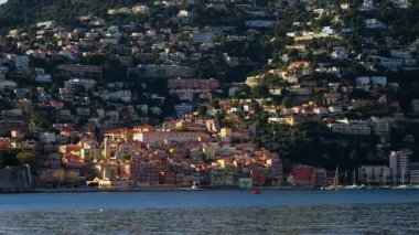 Fransa kıyısındaki Villefranche sur Mer 'in renkli binalarının manzarası