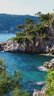 Saint-Jean-Cap-Ferrat, Fransa 'da deniz kıyısında bir uçurum manzarası. Dikey