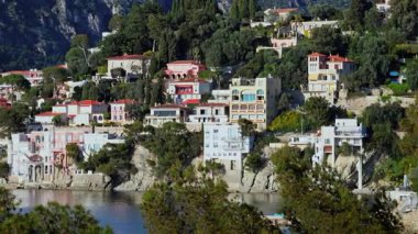 Fransa kıyısındaki Villefranche sur Mer 'in renkli binalarının manzarası