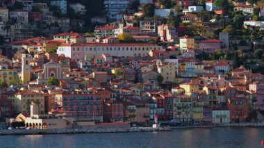 Fransa kıyısındaki Villefranche sur Mer 'in renkli binalarının manzarası