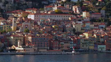 Fransa kıyısındaki Villefranche sur Mer 'in renkli binalarının manzarası