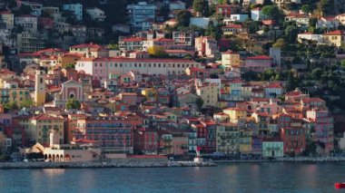 Fransa kıyısındaki Villefranche sur Mer 'in renkli binalarının manzarası