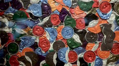 Geri dönüşüm için parçalanmış kahve kabuklarının yakınlaştırılması