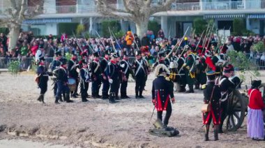 Golfe Juan, Fransa - 1 Mart 2025: Çok sayıda adam kostüm giyip Napolyon Bonaparte 'ın sahile inişini canlandırdı