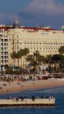 Cannes, Fransa - 4 Mart 2025 Gündüz vakti Carlton Hotel 'in sahili. Dikey