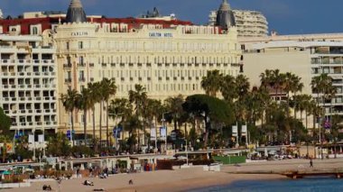 Cannes, Fransa - 4 Mart 2025 Gündüz vakti Carlton Oteli 'nin sahili